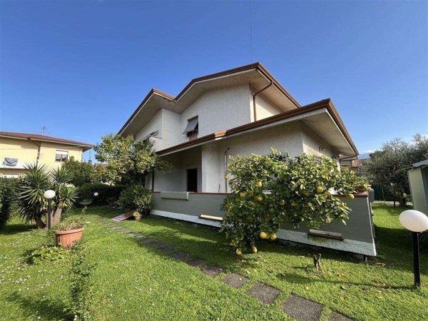 casa indipendente in vendita a Massa in zona Marina dei Ronchi