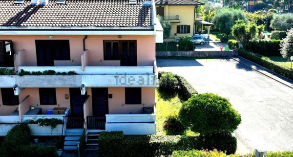 casa indipendente in vendita a Massa in zona Marina dei Ronchi