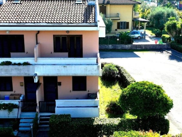 casa indipendente in vendita a Massa in zona Marina di Massa