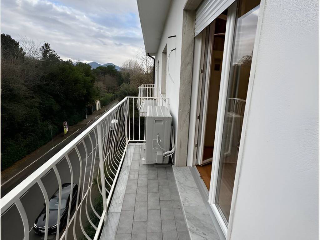 appartamento in vendita a Massa in zona Marina di Massa