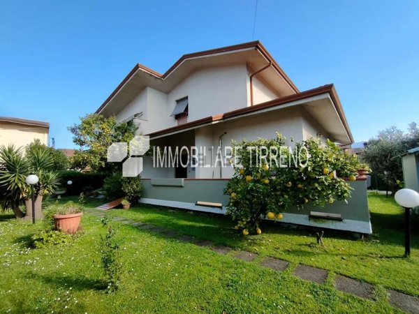 casa indipendente in vendita a Massa in zona Marina dei Ronchi