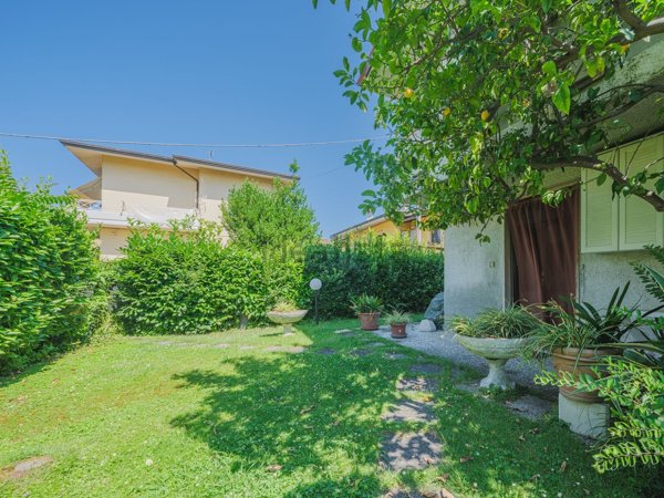 casa indipendente in vendita a Massa in zona Marina dei Ronchi