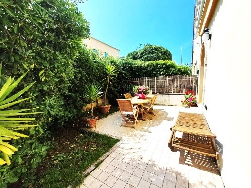 casa indipendente in vendita a Massa in zona Marina dei Ronchi