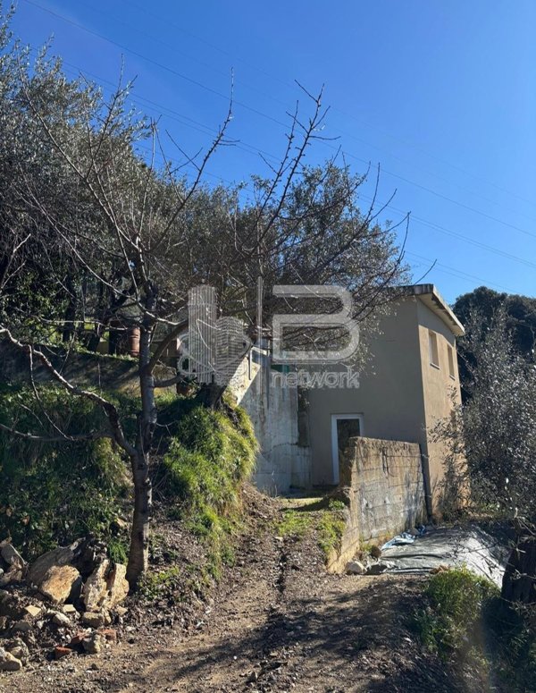 casa indipendente in vendita a Massa