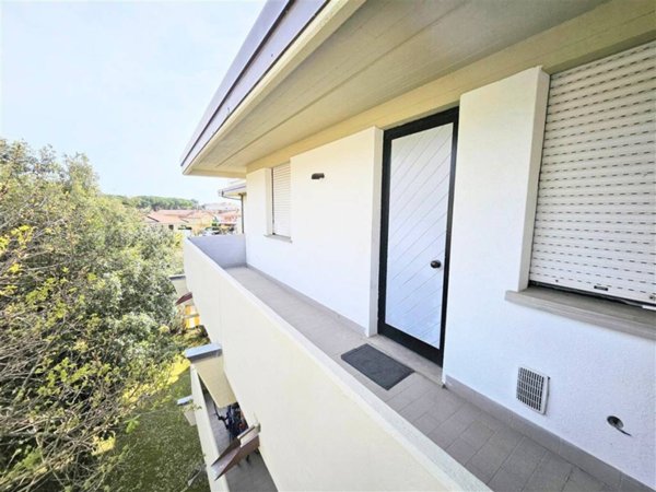 appartamento in vendita a Massa in zona Marina dei Ronchi