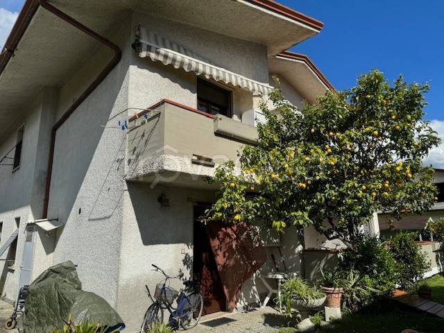 casa indipendente in vendita a Massa in zona Marina di Massa
