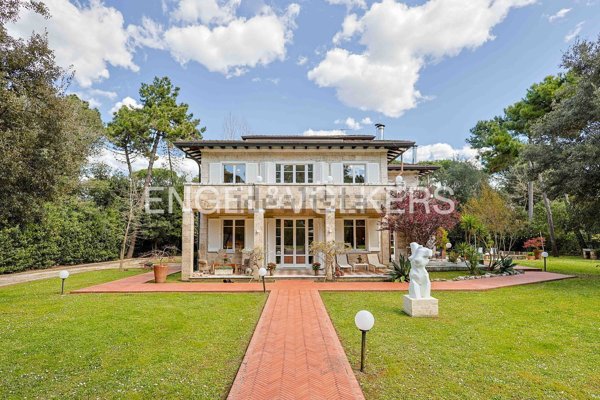 casa indipendente in vendita a Massa in zona Marina dei Ronchi