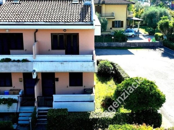 casa indipendente in vendita a Massa in zona Marina di Massa