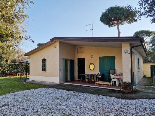 casa indipendente in vendita a Massa in zona Poveromo