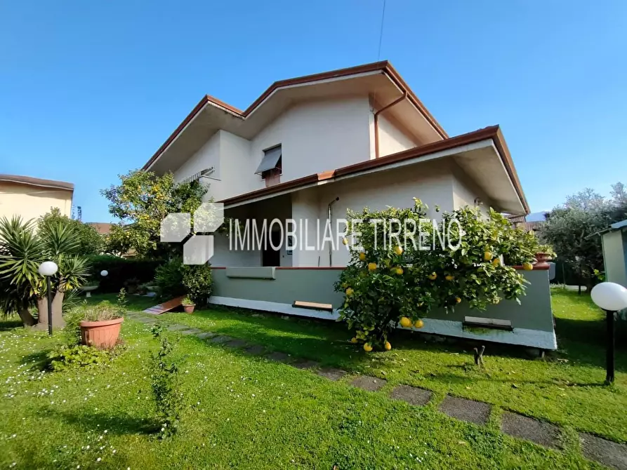 casa indipendente in vendita a Massa in zona Marina dei Ronchi
