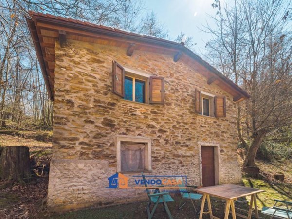 locale commerciale in vendita a Massa