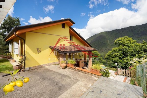 casa indipendente in vendita a Massa in zona Altagnana