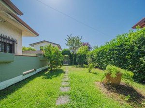 casa indipendente in vendita a Massa in zona Marina dei Ronchi