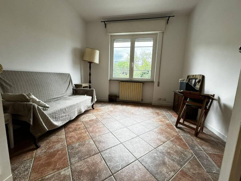 appartamento in vendita a Massa in zona Castagnola