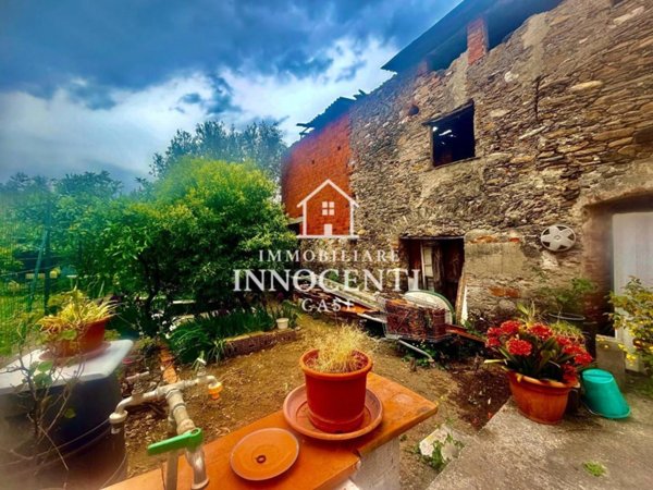 casa indipendente in vendita a Massa in zona Pariana