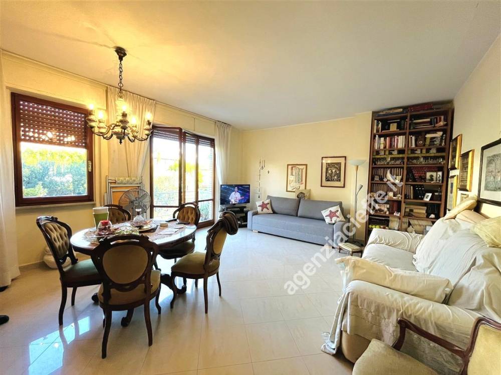 appartamento in vendita a Massa in zona Marina di Massa