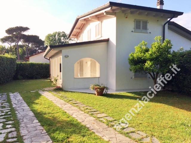 casa indipendente in vendita a Massa in zona Poveromo