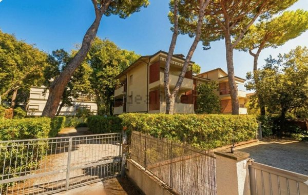 appartamento in vendita a Massa in zona Marina dei Ronchi