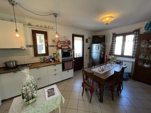 casa indipendente in vendita a Massa