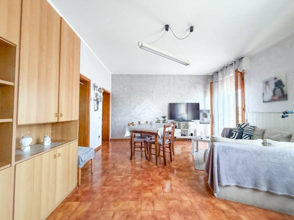 appartamento in vendita a Massa in zona Marina di Massa