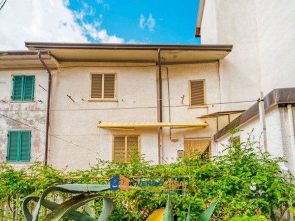 casa indipendente in vendita a Massa in zona Pariana