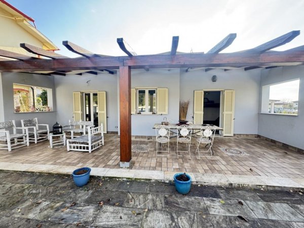 casa indipendente in vendita a Massa in zona Marina di Massa