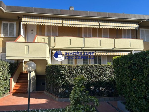 appartamento in vendita a Massa in zona Marina dei Ronchi