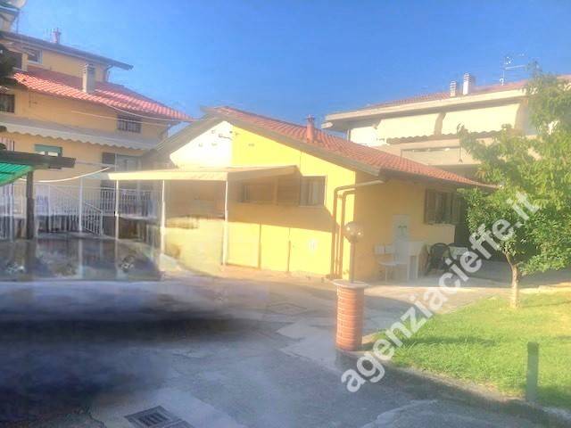 casa indipendente in vendita a Massa in zona Marina di Massa