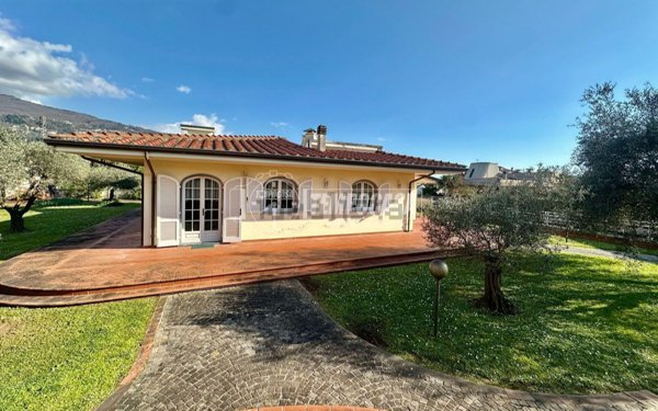casa indipendente in vendita a Massa in zona Mirteto