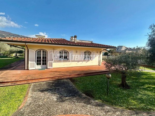 casa indipendente in vendita a Massa in zona Mirteto