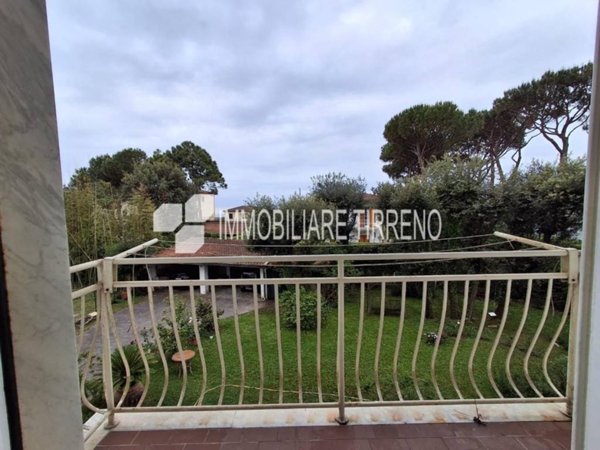 appartamento in vendita a Massa in zona Marina dei Ronchi