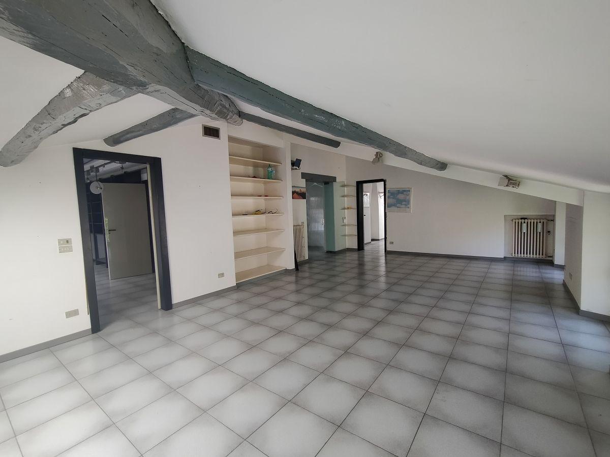 appartamento in vendita a Massa in zona Centro Storico