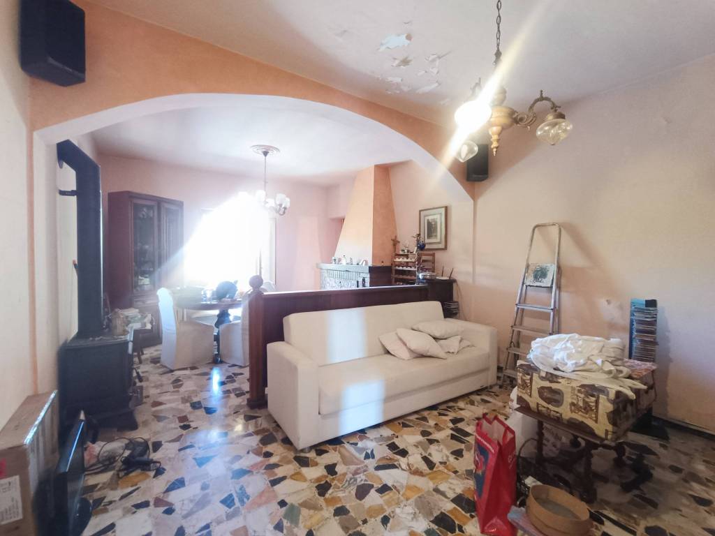 casa indipendente in vendita a Massa in zona Romagnano