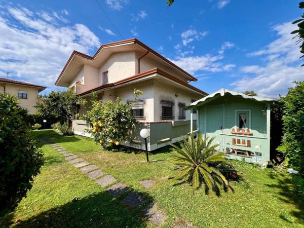 casa indipendente in vendita a Massa in zona Marina di Massa