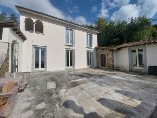 casa indipendente in vendita a Massa
