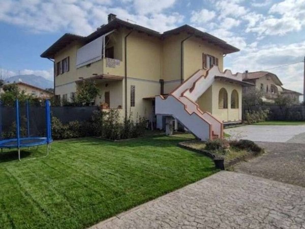 casa indipendente in vendita a Massa in zona Marina di Massa