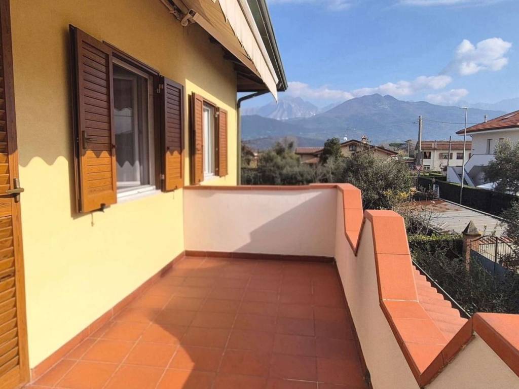 casa indipendente in vendita a Massa in zona Marina di Massa