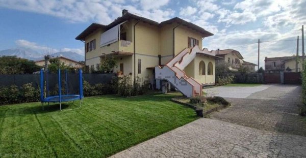 casa indipendente in vendita a Massa in zona Marina di Massa
