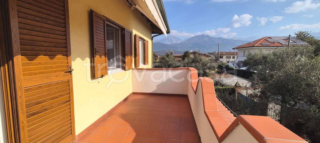 casa indipendente in vendita a Massa in zona Marina di Massa