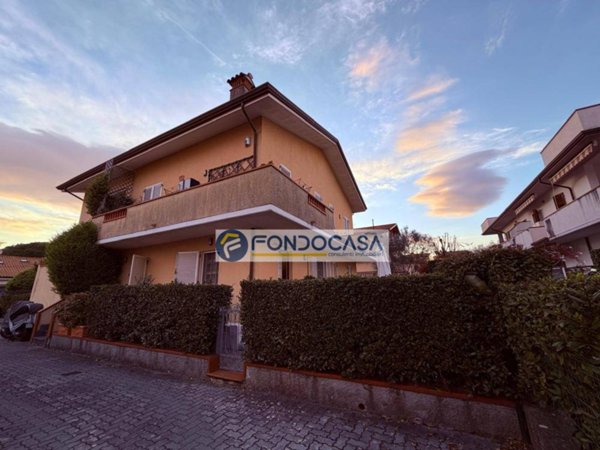 casa indipendente in vendita a Massa