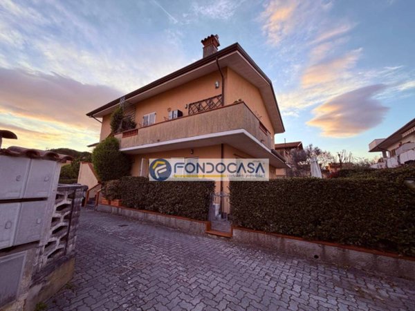 casa indipendente in vendita a Massa