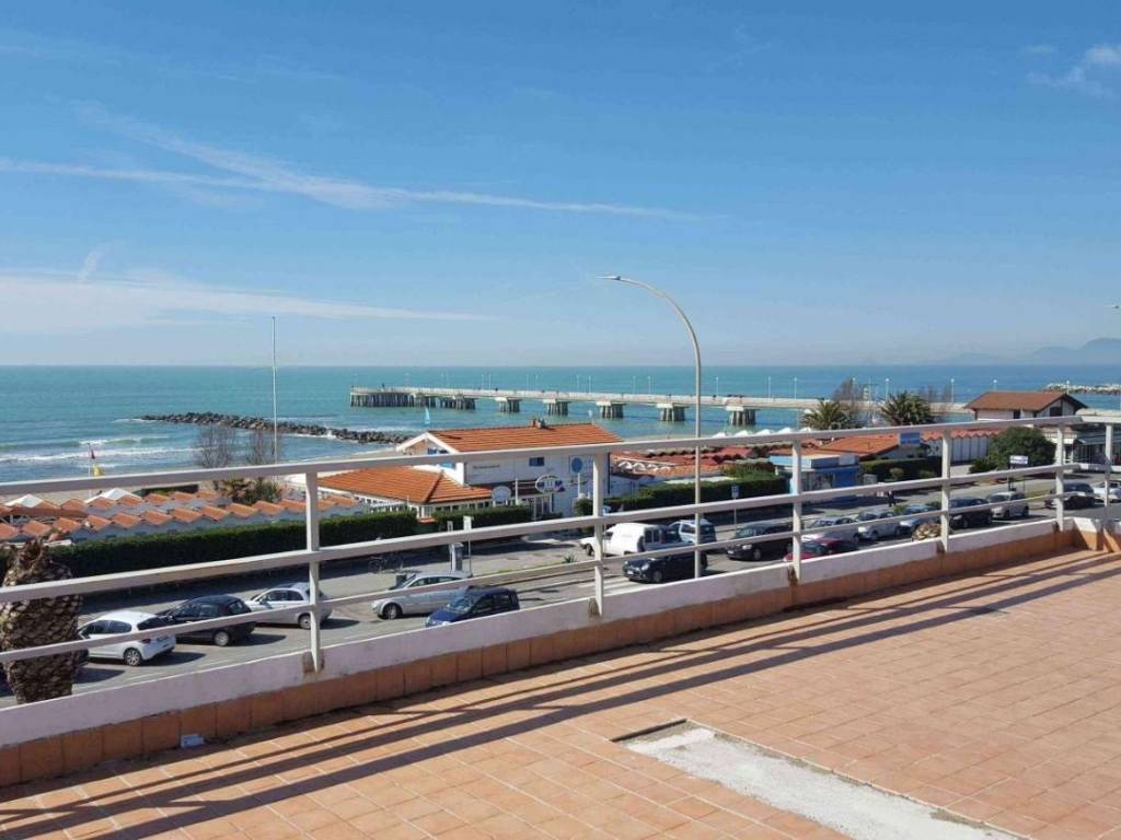 appartamento in vendita a Massa in zona Marina di Massa