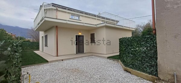 casa semindipendente in vendita a Massa