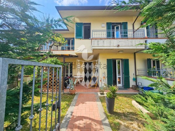 casa indipendente in vendita a Massa