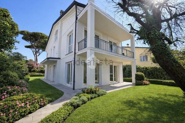 casa indipendente in vendita a Massa in zona Marina dei Ronchi