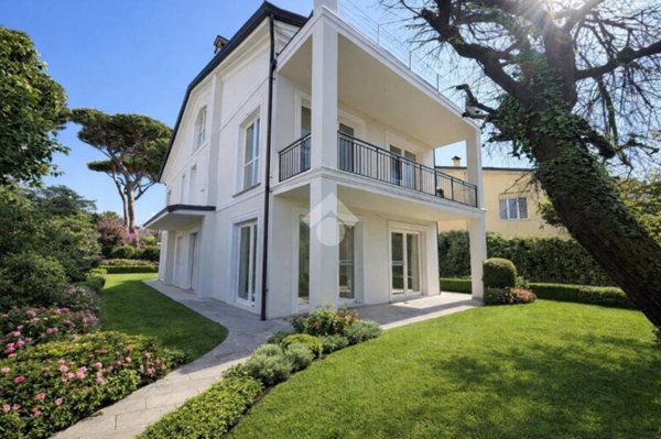 casa indipendente in vendita a Massa in zona Marina dei Ronchi