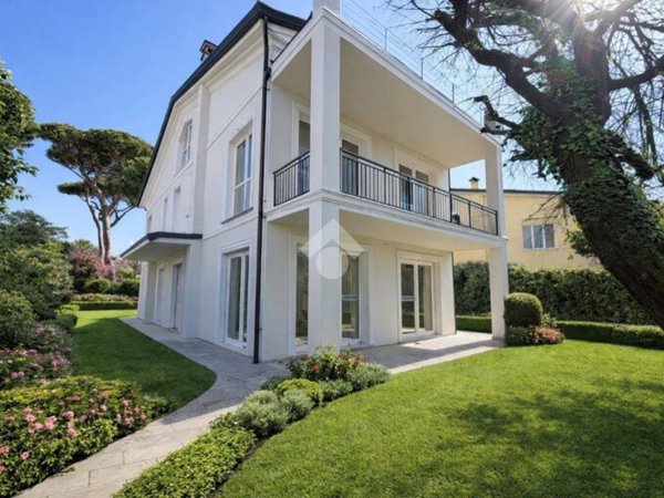 casa indipendente in vendita a Massa in zona Marina di Massa