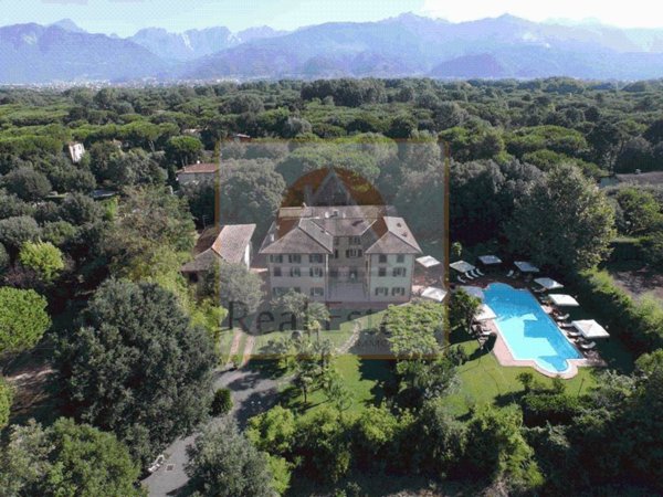 casa indipendente in vendita a Massa in zona Marina di Massa