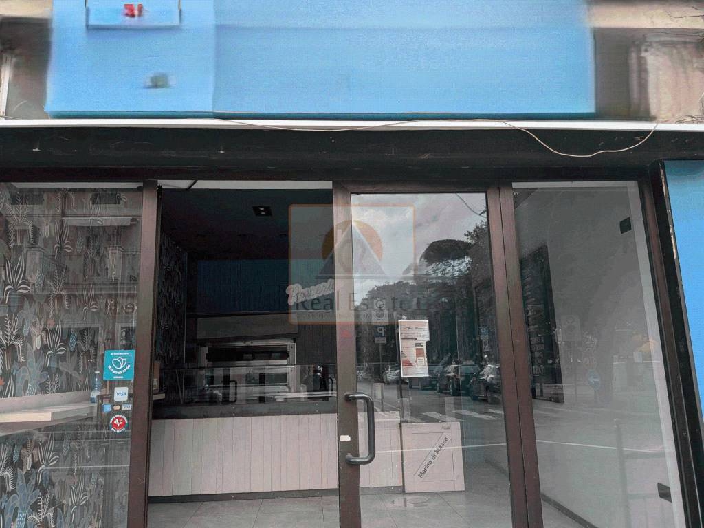 negozio in vendita a Massa in zona Marina di Massa