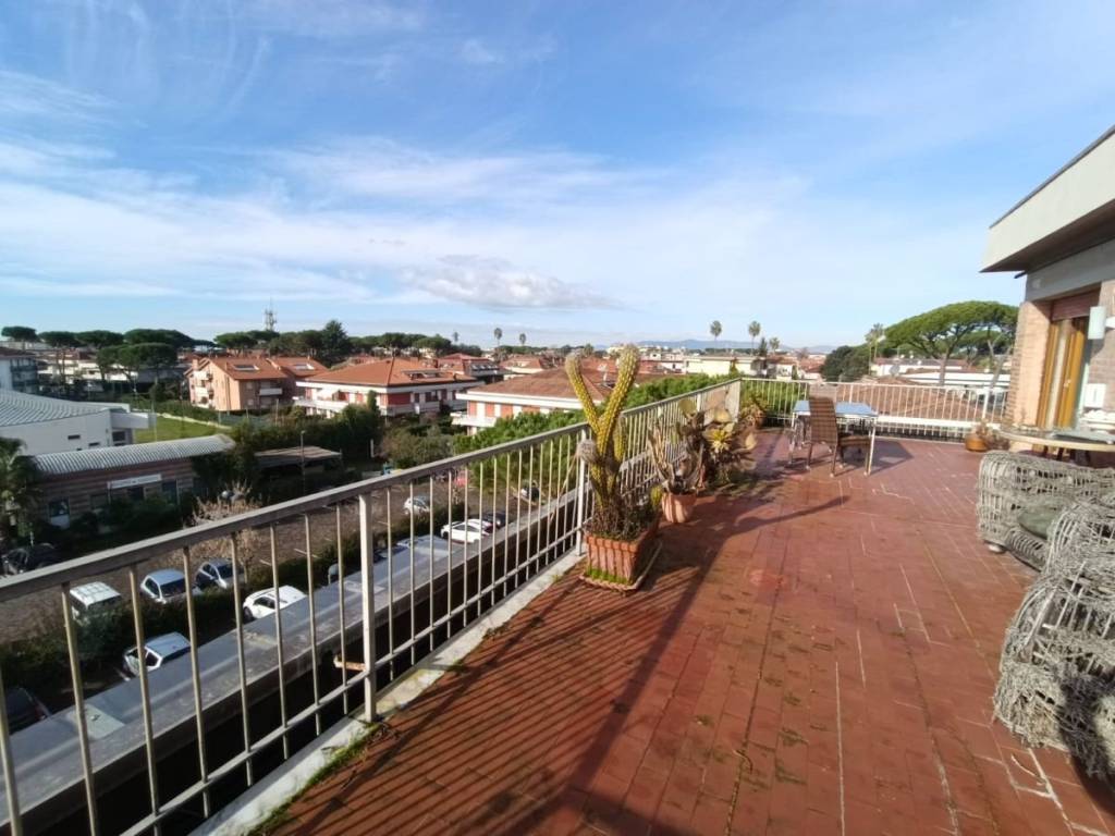 appartamento in vendita a Massa in zona Marina dei Ronchi